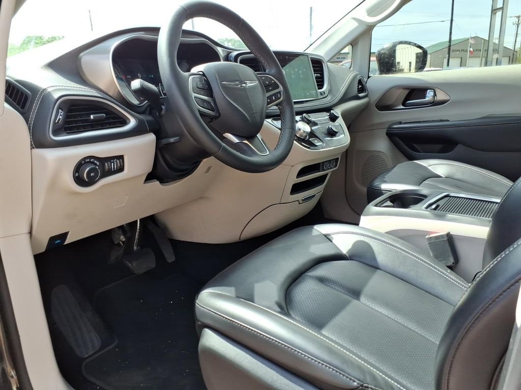 Used 2024 Chrysler Pacifica Select image 21