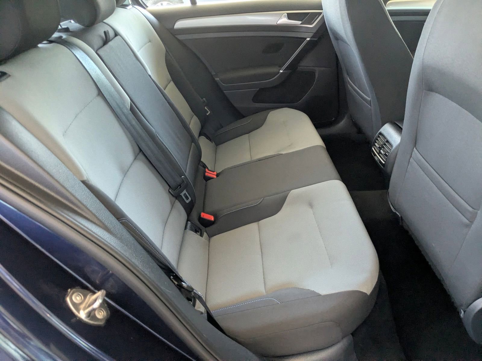 Used 2016 Volkswagen e-Golf SE FWD image 25