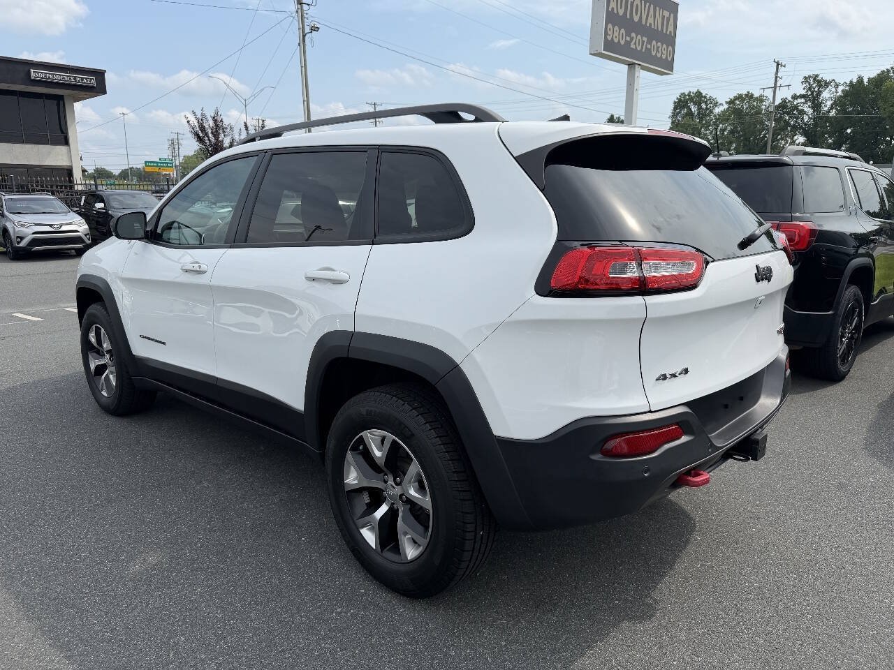 Used 2017 Jeep Cherokee Trailhawk AWD/4WD image 6