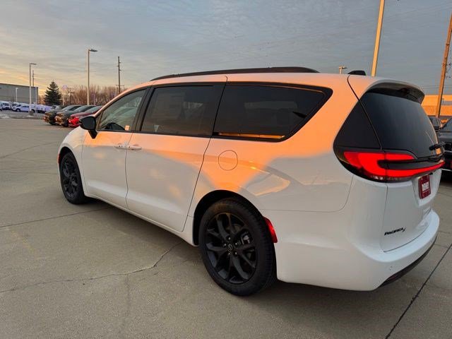 New 2026 Chrysler Pacifica Select image 5