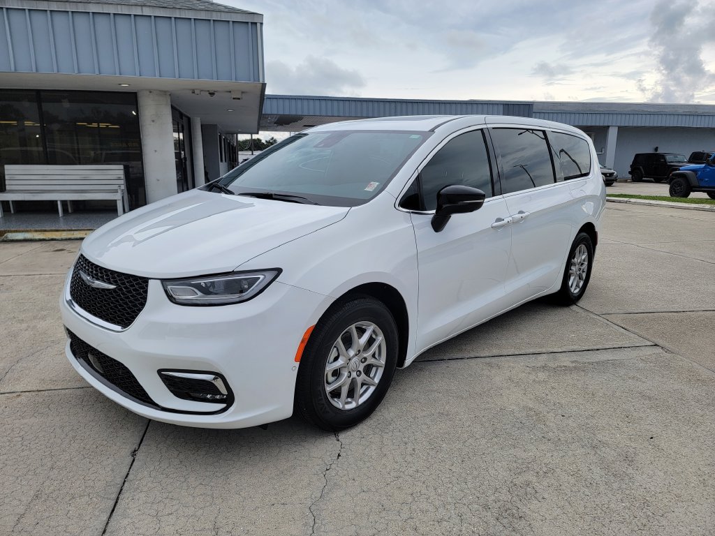 Used 2026 Chrysler Pacifica Select