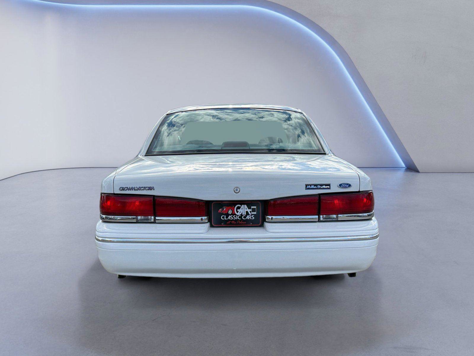 Used 1997 Ford Crown Victoria image 4