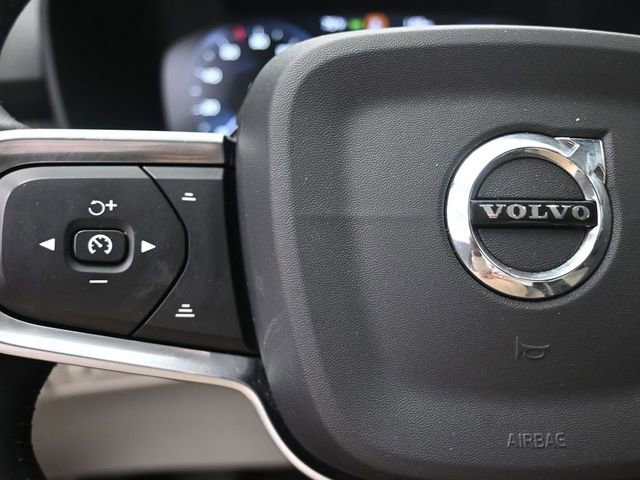 Used 2020 Volvo XC40 T5 Momentum w/ Premium Package image 17