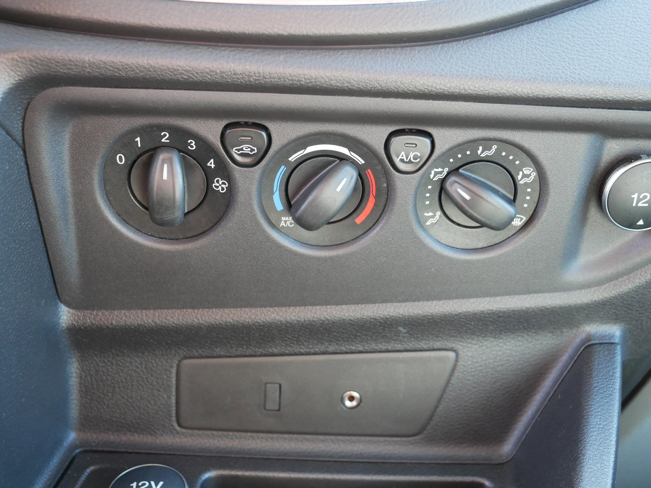 Used 2015 Ford Transit 350 XLT image 23