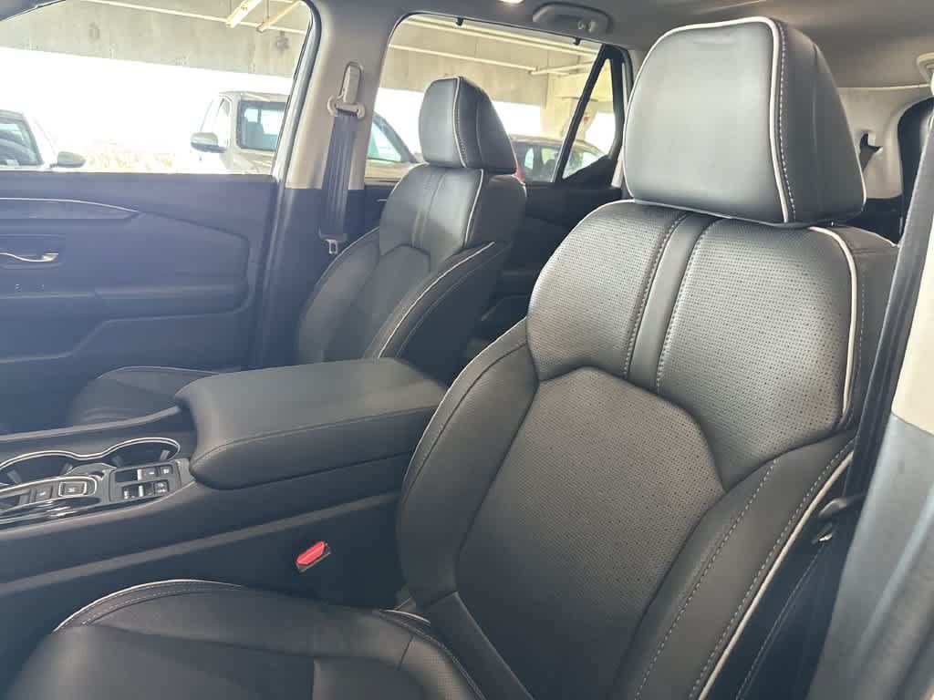 Used 2025 Honda Pilot Elite image 13