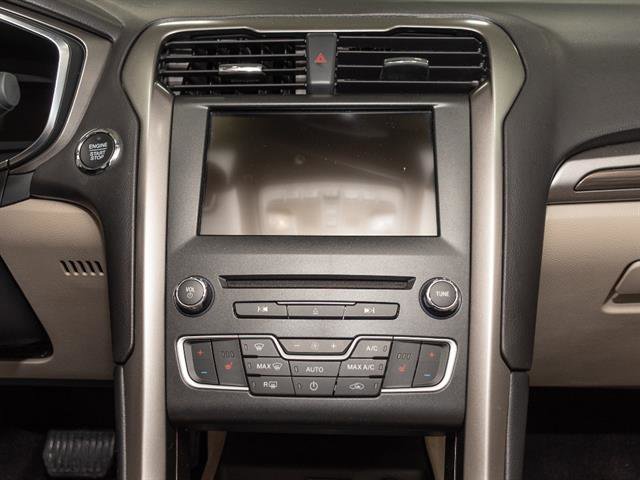 Used 2017 Ford Fusion SE w/ Fusion SE Technology Package image 14