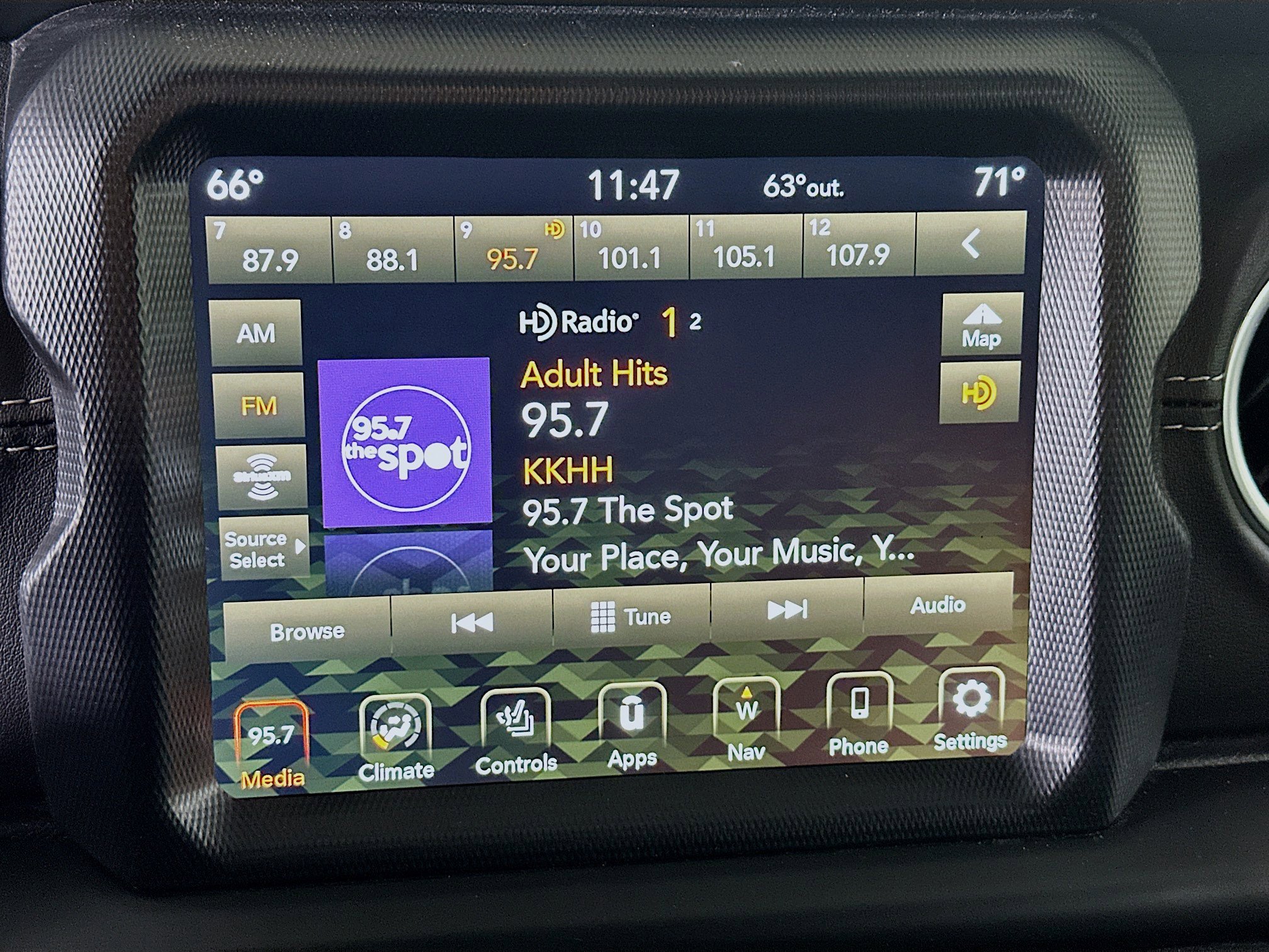 Used 2023 Jeep Wrangler Sahara w/ Cold Weather Group image 21