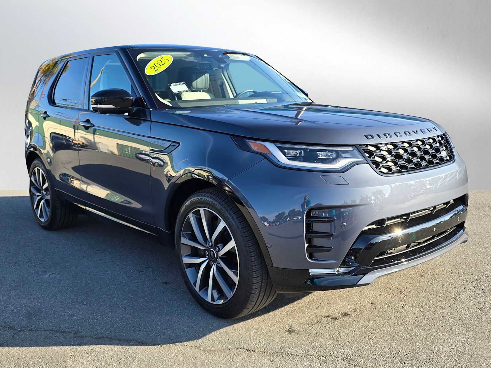 Used 2025 Land Rover Discovery Dynamic SE image 7