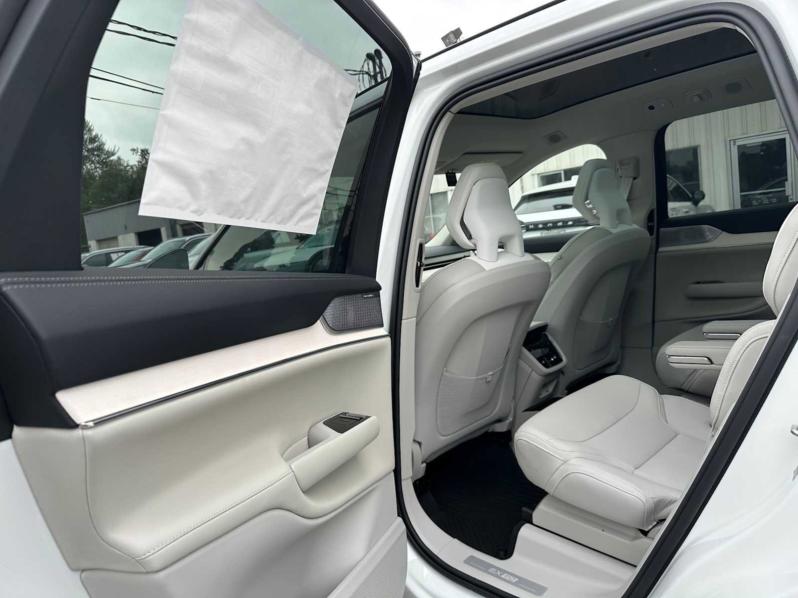 New 2025 Volvo EX90 Ultra image 16