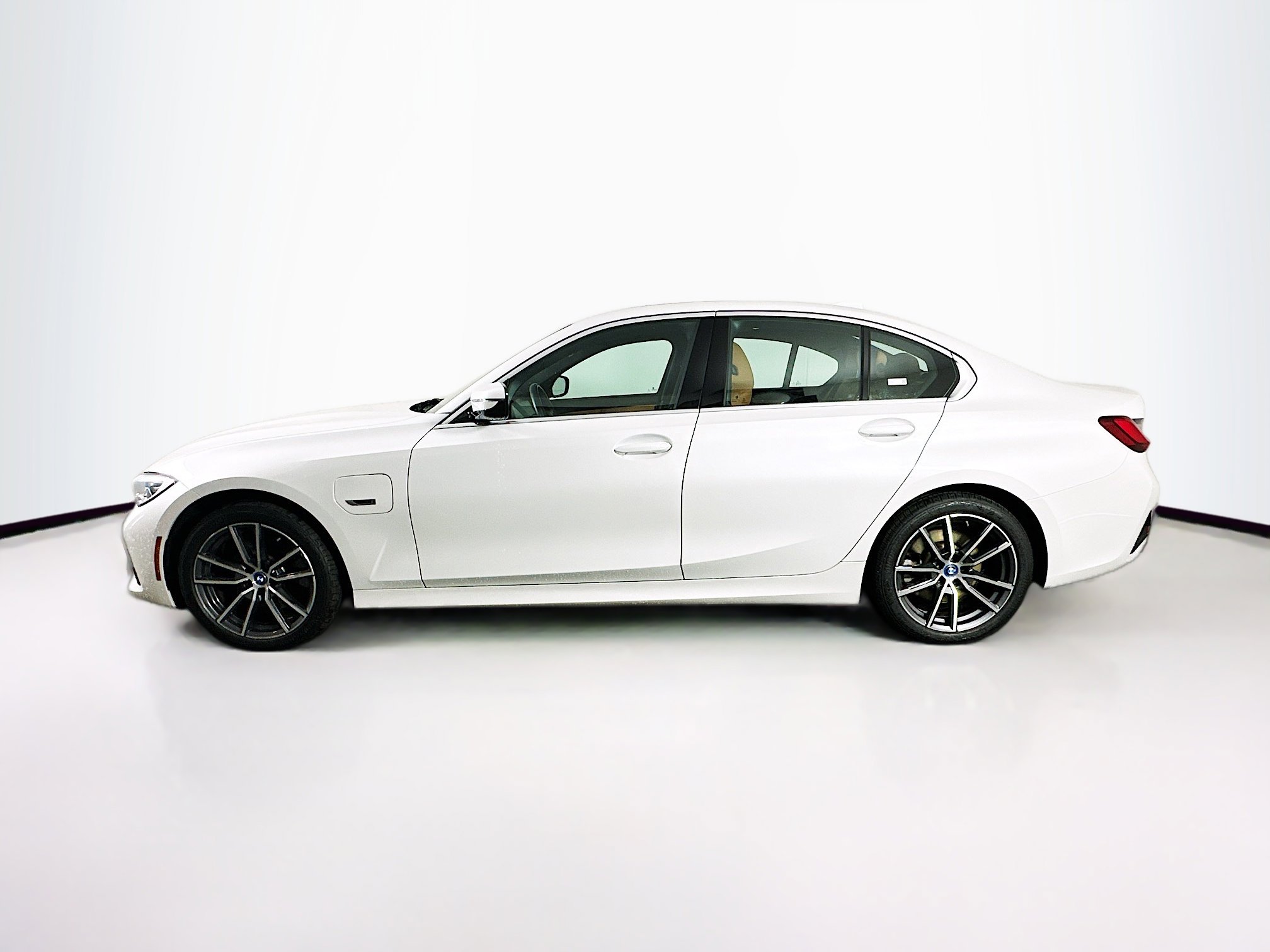 Used 2022 BMW 330e xDrive w/ Premium Package image 4