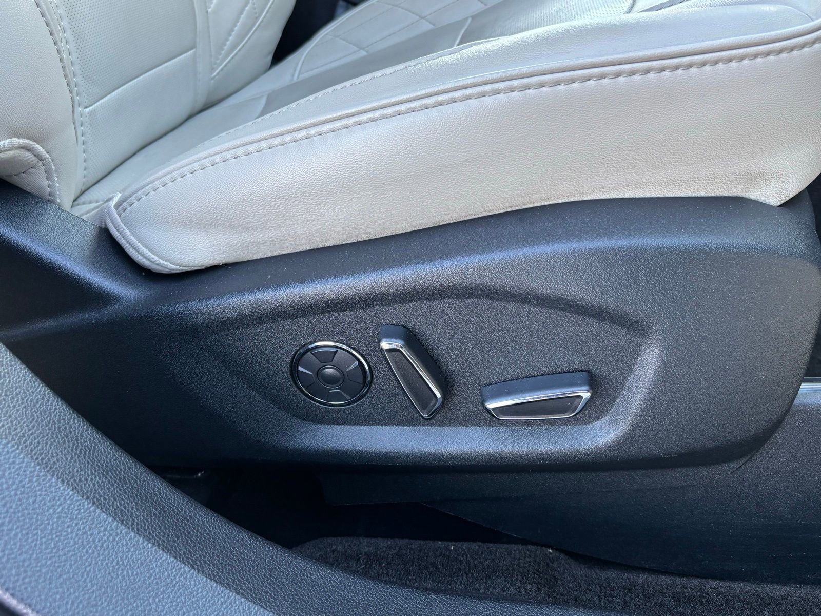 Used 2018 Ford Explorer Platinum AWD/4WD image 25