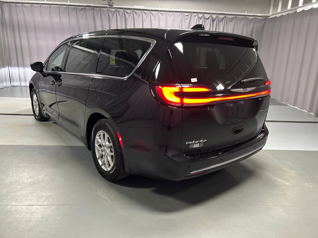 Used 2024 Chrysler Pacifica Touring-L FWD image 5