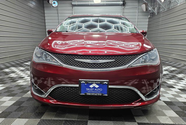 Used 2017 Chrysler Pacifica Touring-L FWD image 4