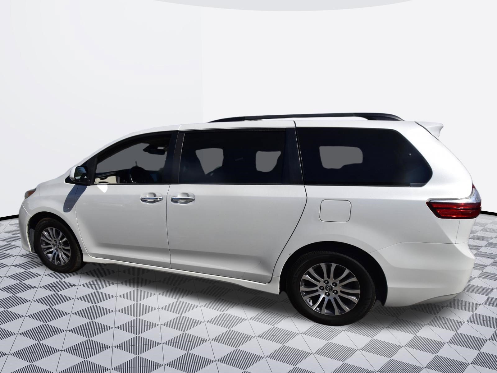 Used 2018 Toyota Sienna XLE w/ XLE Navigation Package FWD image 3