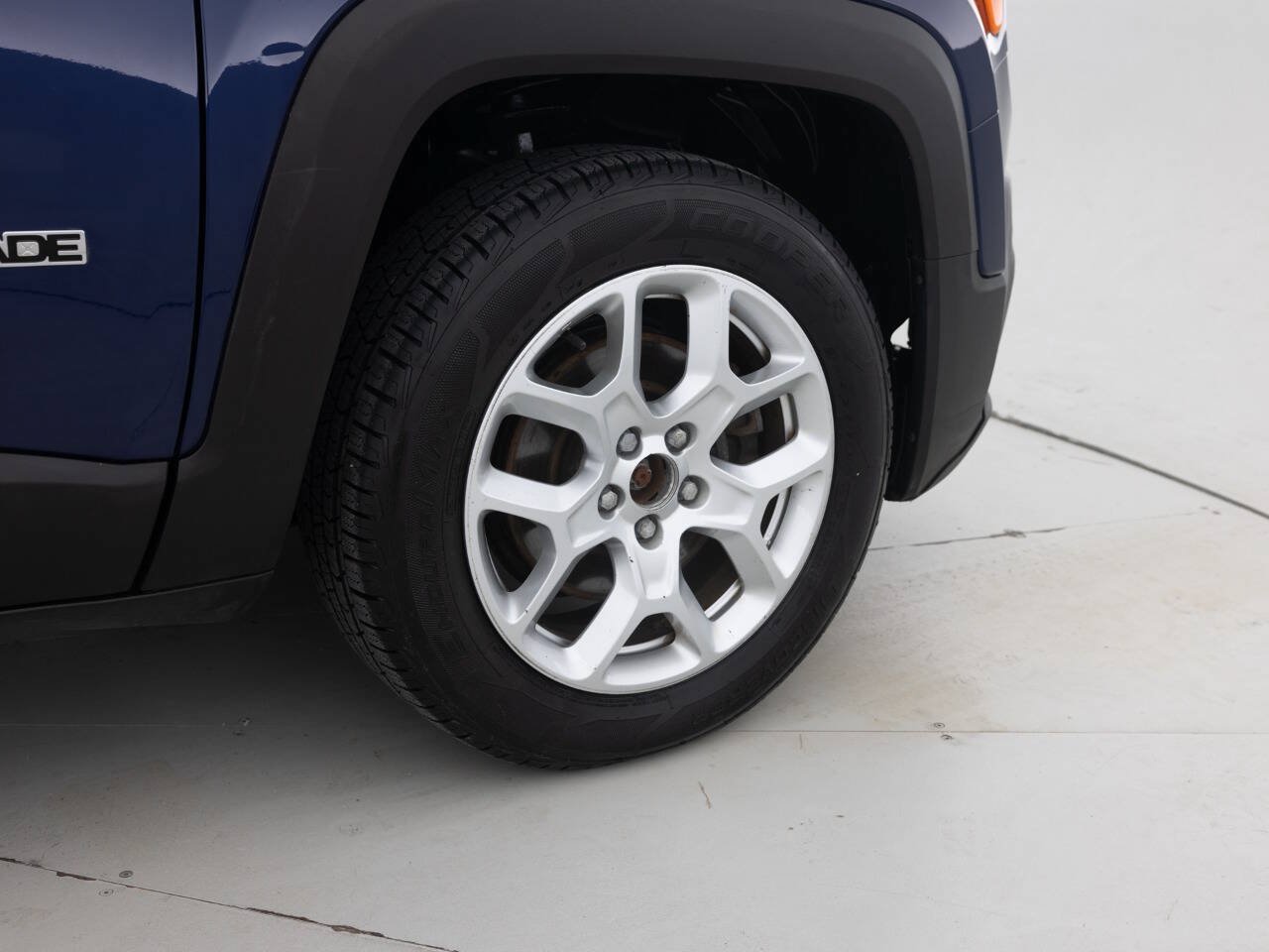 Used 2016 Jeep Renegade Latitude FWD image 19