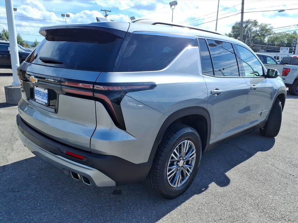 Used 2025 Chevrolet Traverse LT FWD image 4