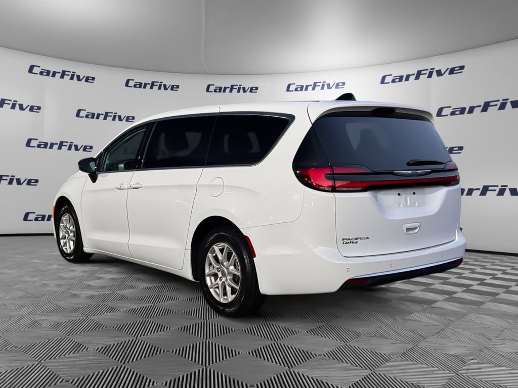 Used 2024 Chrysler Pacifica Touring-L image 3