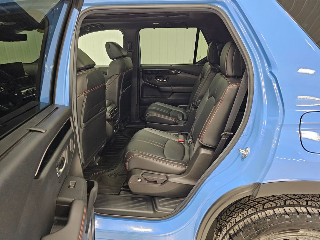 Used 2025 Honda Pilot TrailSport image 13