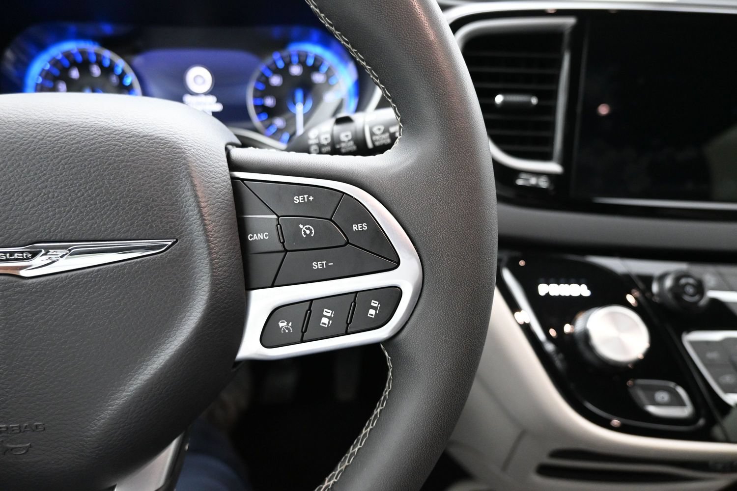 Used 2024 Chrysler Pacifica Touring-L FWD image 14
