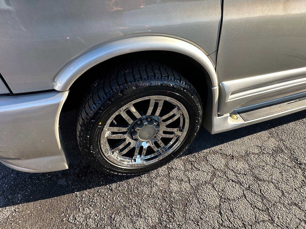 Used 2015 Chevrolet Express 2500 image 9