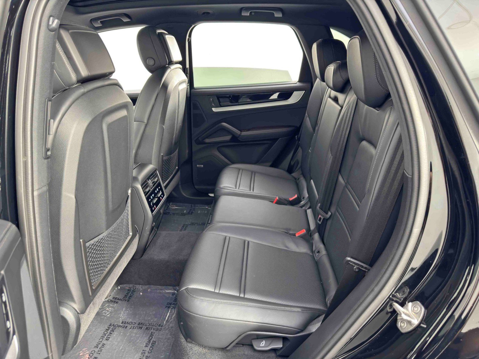 Used 2024 Porsche Cayenne w/ Premium Package image 44