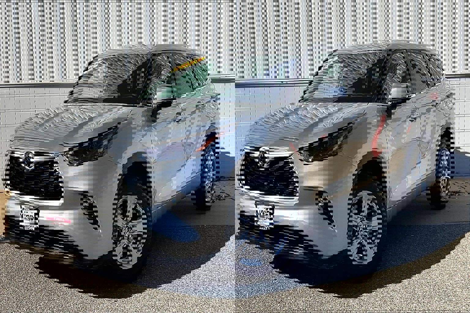 Used 2024 Toyota Highlander LE image 2