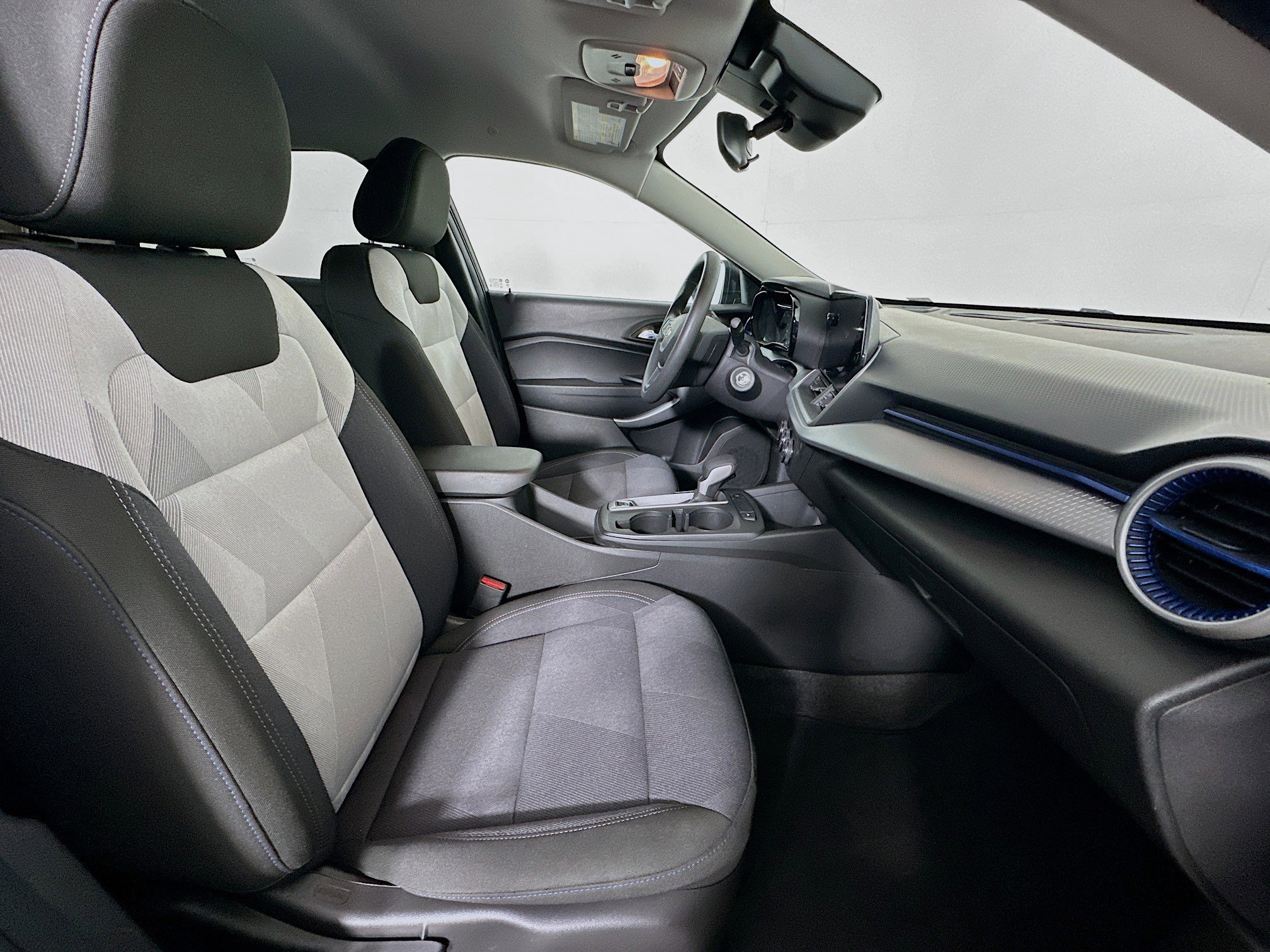 Used 2025 Chevrolet Trax LS image 29