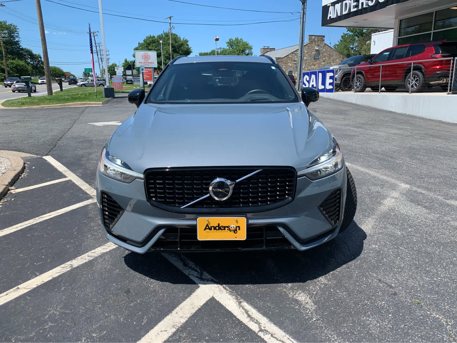 Used 2022 Volvo XC60 T8 R-Design w/ Advanced Package AWD/4WD image 2