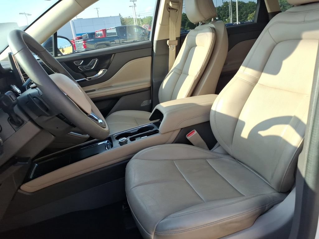 Used 2022 Lincoln Corsair AWD w/ Premium Package image 12