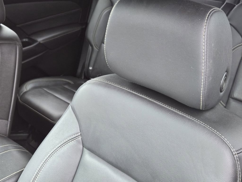 Used 2023 Chevrolet Traverse LT w/ Rear Camera Mirror Package FWD image 16