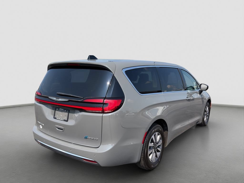 Used 2023 Chrysler Pacifica Touring-L FWD image 6