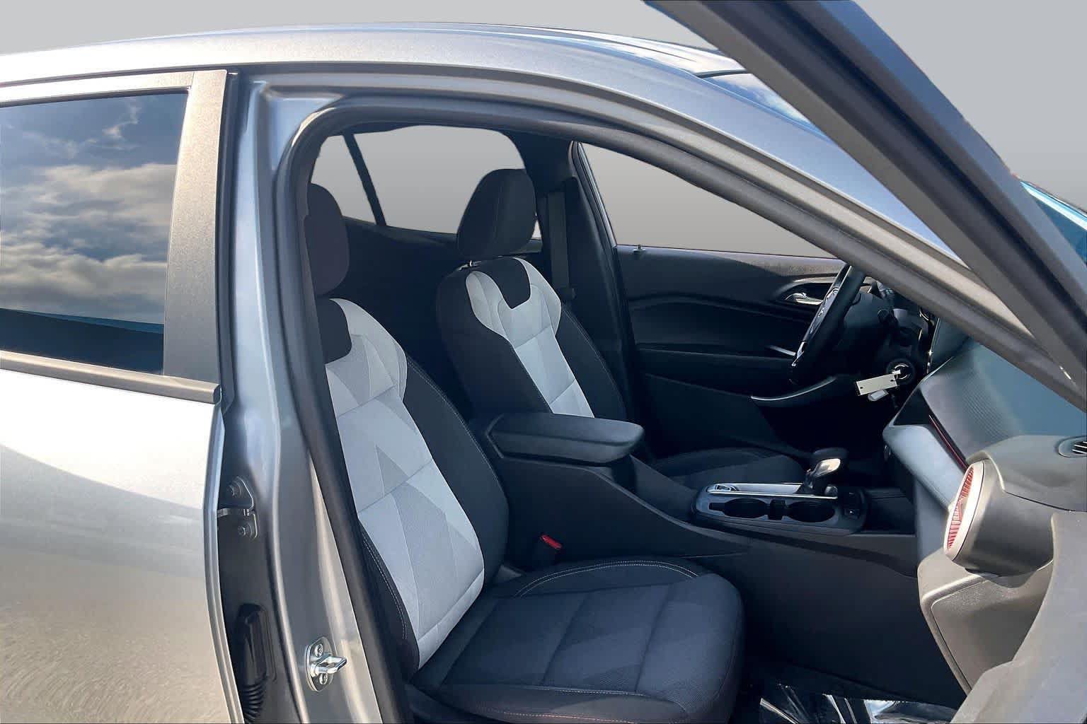Used 2026 Chevrolet Trax RS w/ Sunroof Package FWD image 8