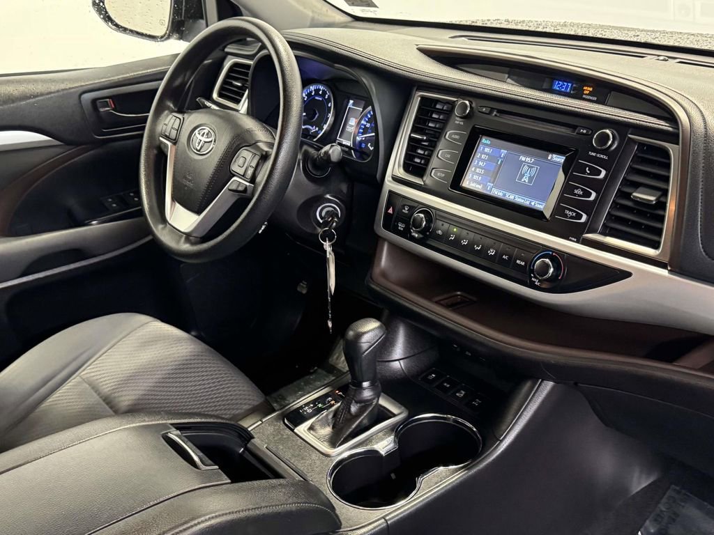 Used 2019 Toyota Highlander LE image 10