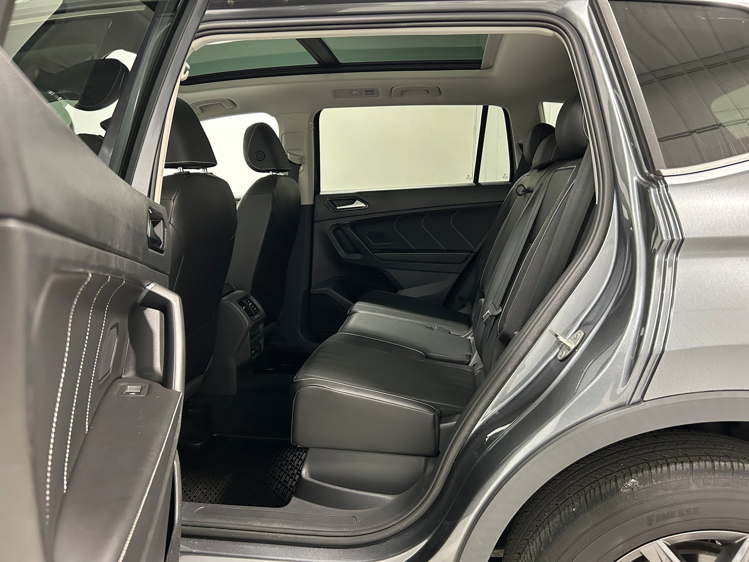 Used 2022 Volkswagen Tiguan SE AWD/4WD image 28