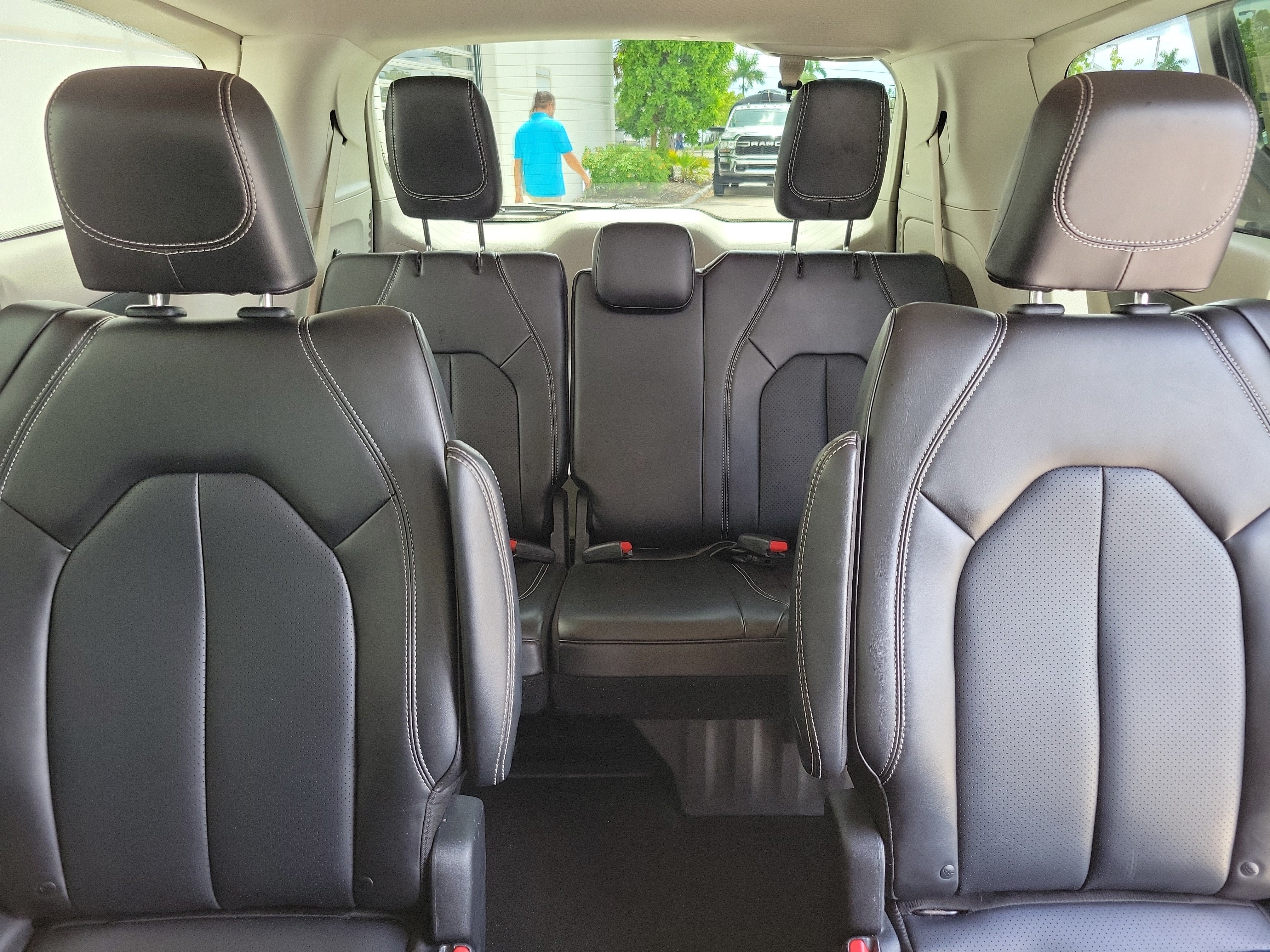 Used 2023 Chrysler Pacifica Touring-L FWD image 18