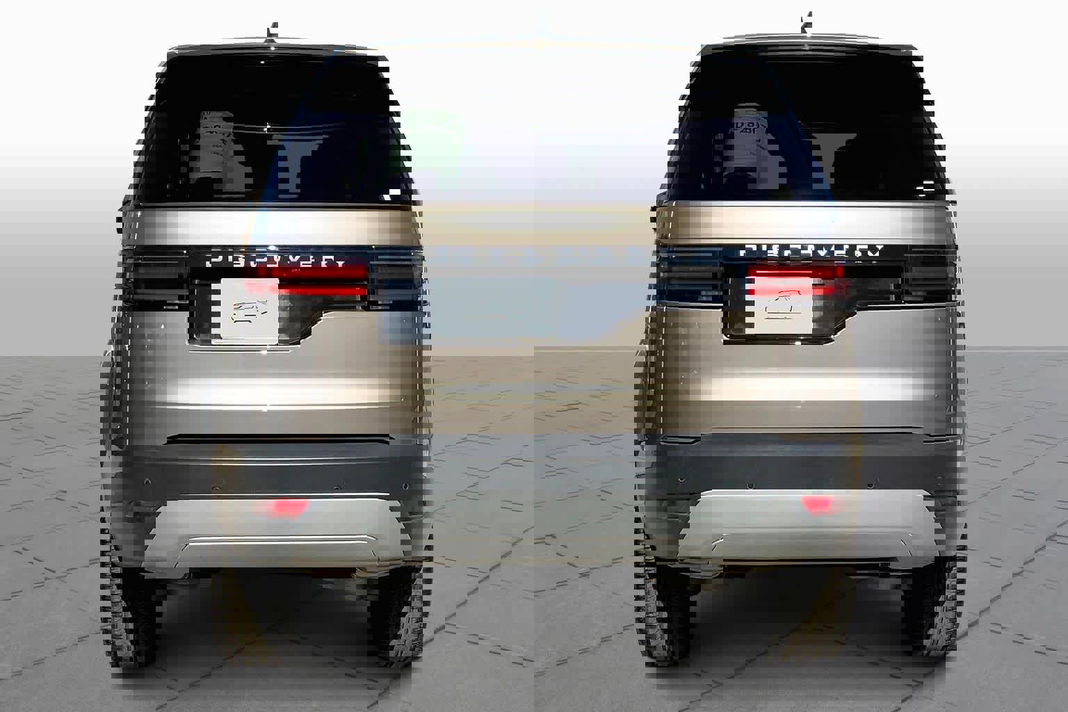 Used 2025 Land Rover Discovery S image 4