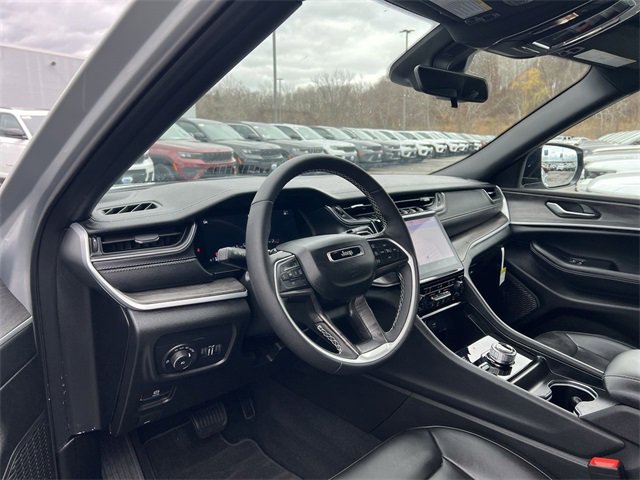 Used 2025 Jeep Grand Cherokee Limited image 10