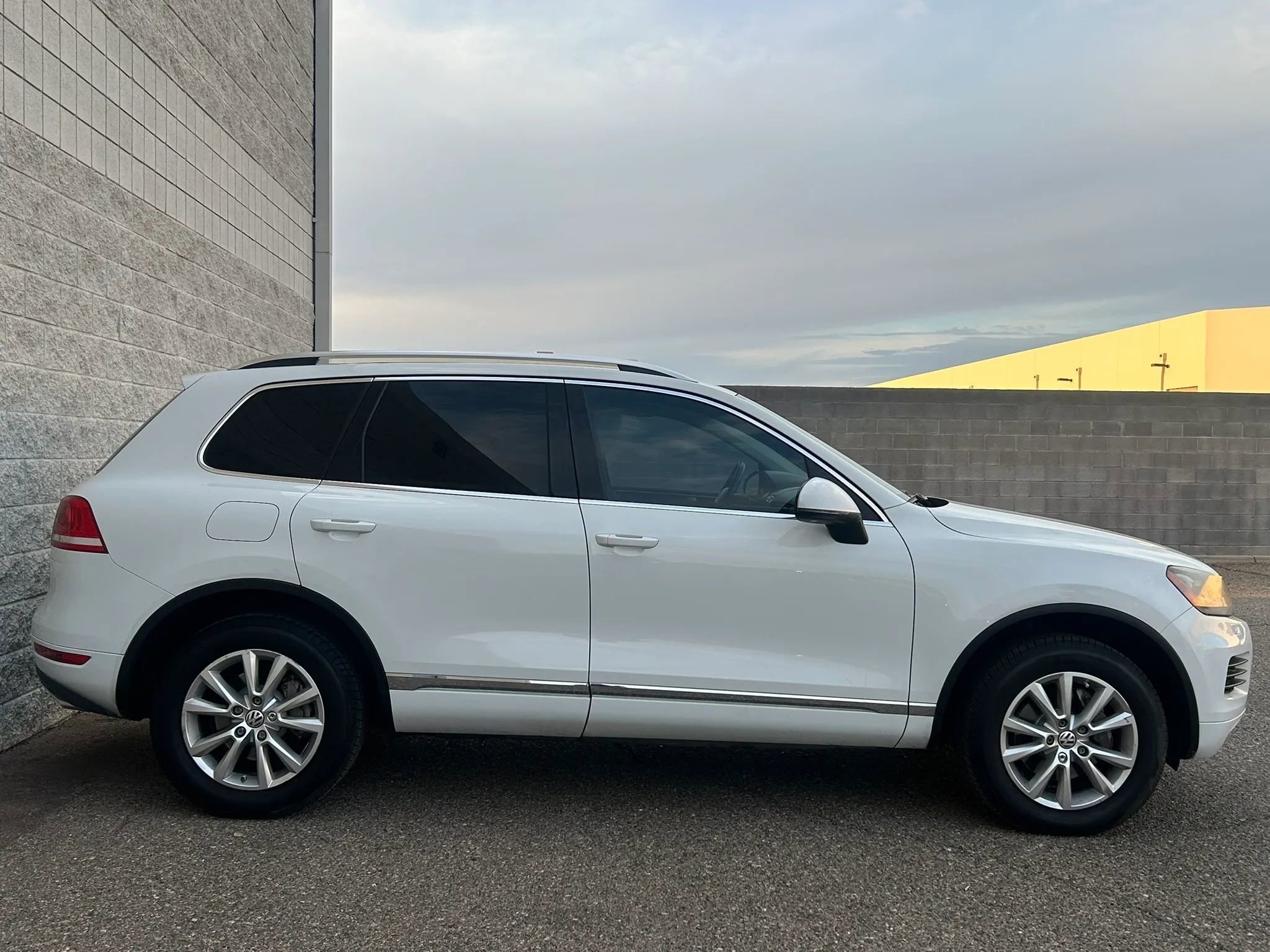 Used 2013 Volkswagen Touareg TDI image 4
