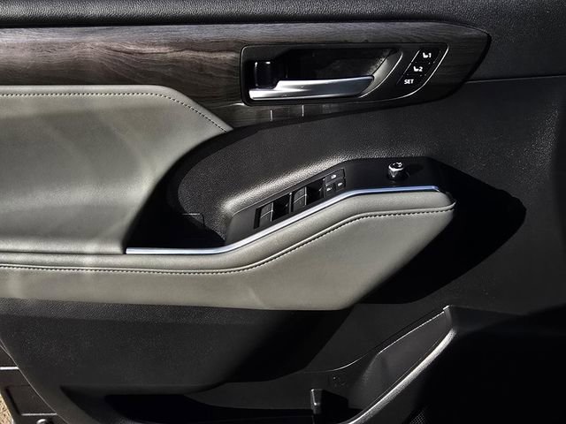 Used 2020 Toyota Highlander Limited image 19