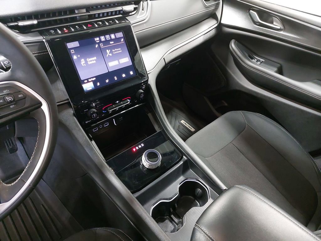 Used 2023 Jeep Grand Cherokee Laredo image 23