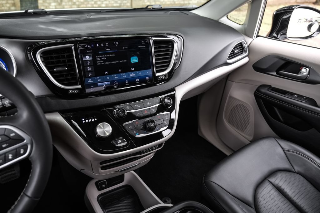 Used 2024 Chrysler Pacifica Touring-L FWD image 32