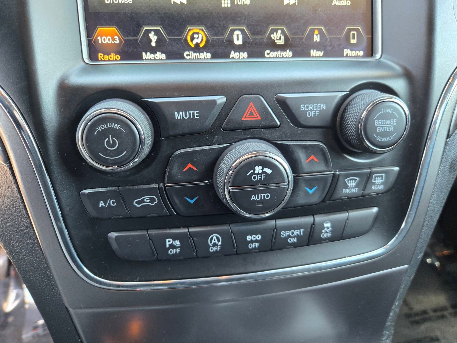 Used 2018 Jeep Grand Cherokee Laredo AWD/4WD image 22