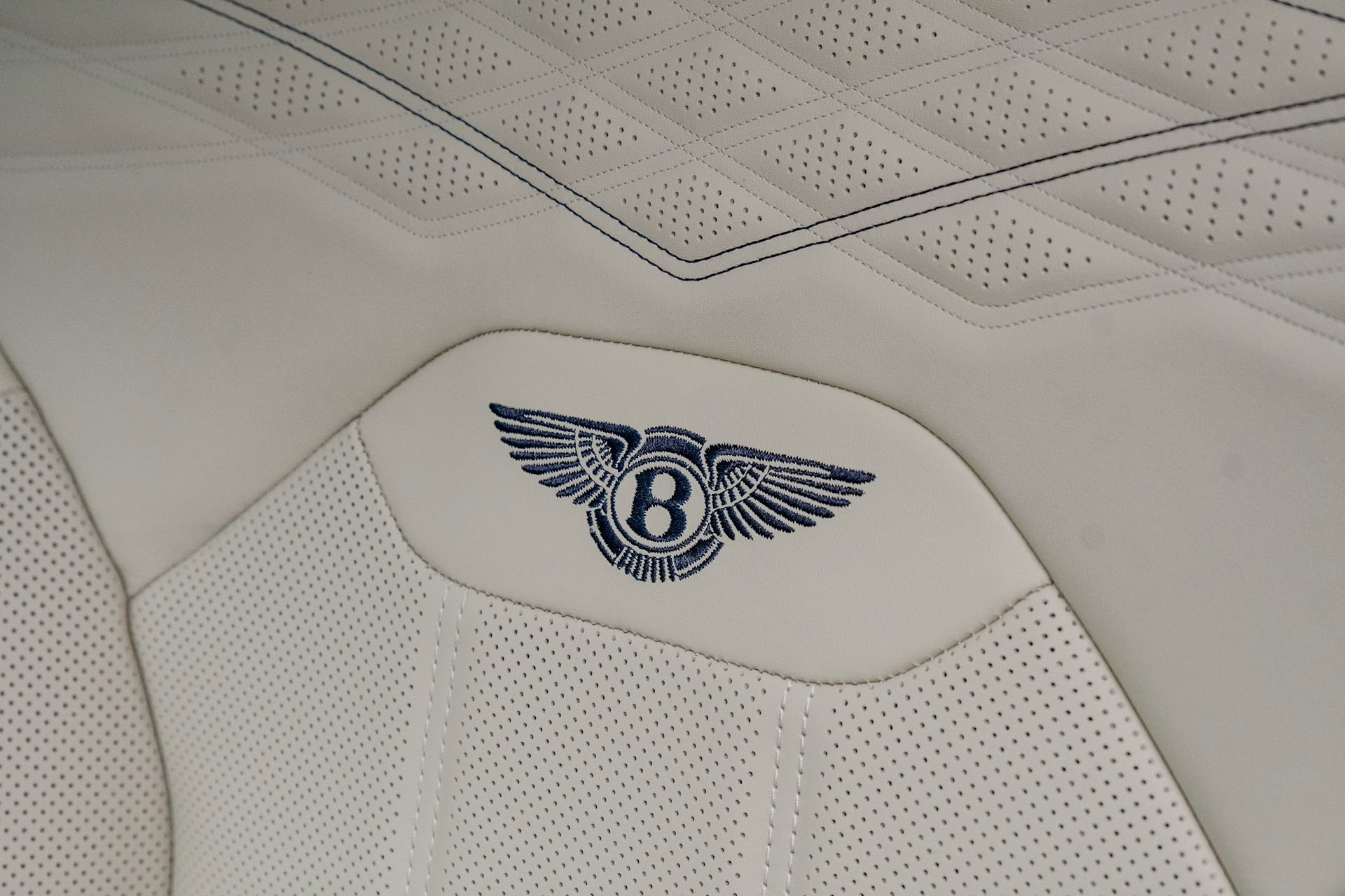 New 2025 Bentley Bentayga AWD/4WD image 14