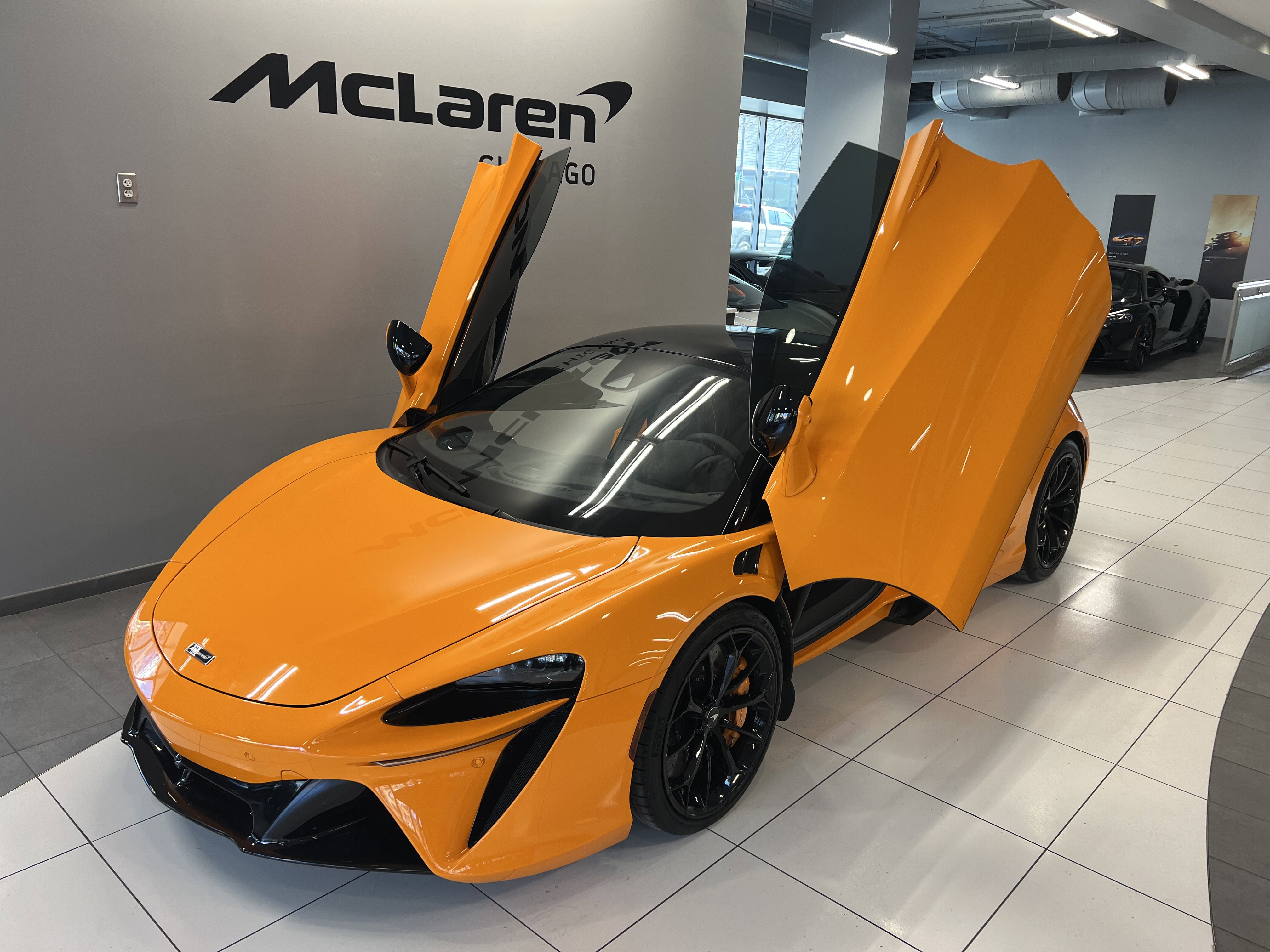 Used 2023 McLaren Artura image 12