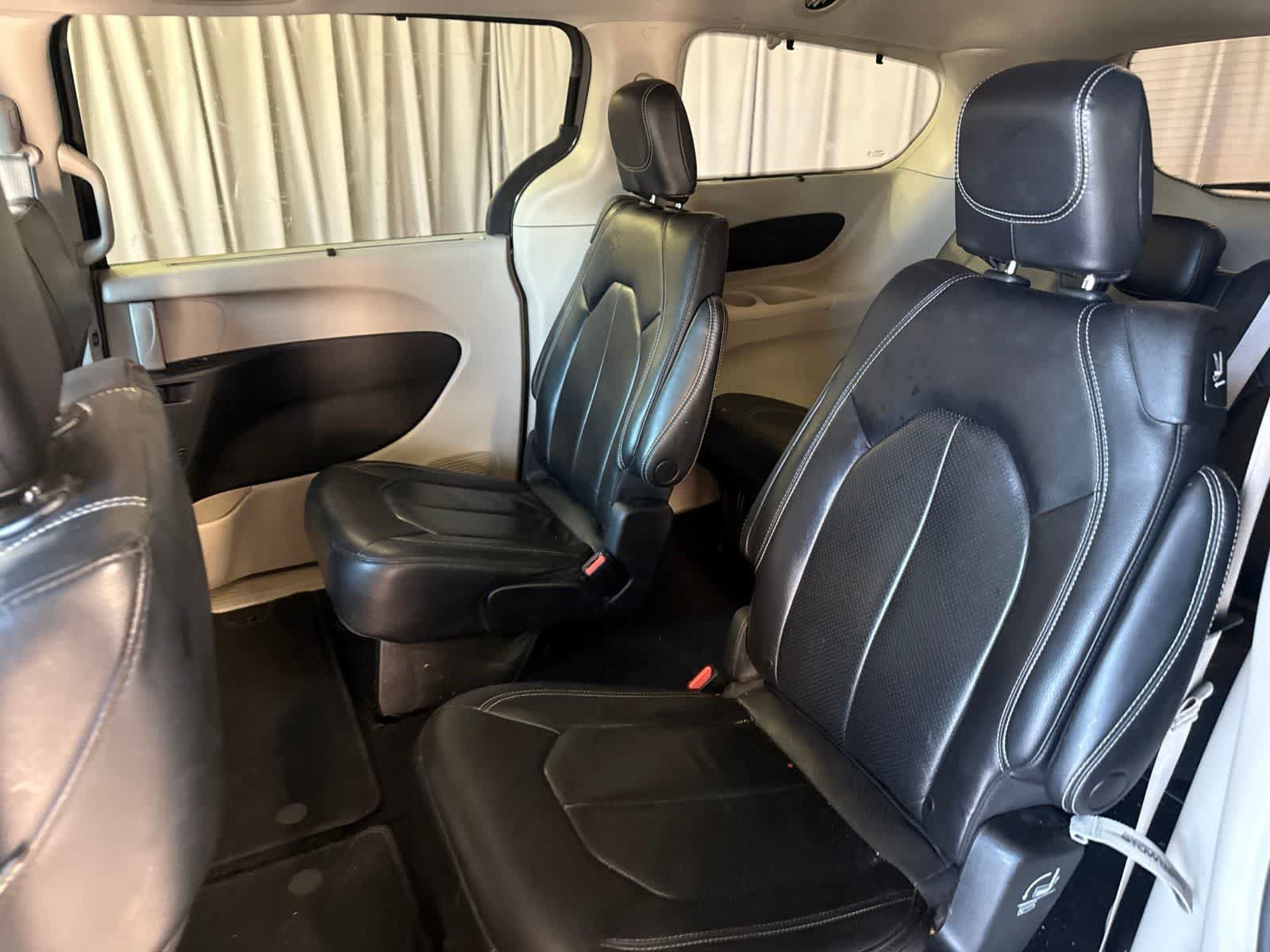 Used 2022 Chrysler Pacifica Touring-L FWD image 16
