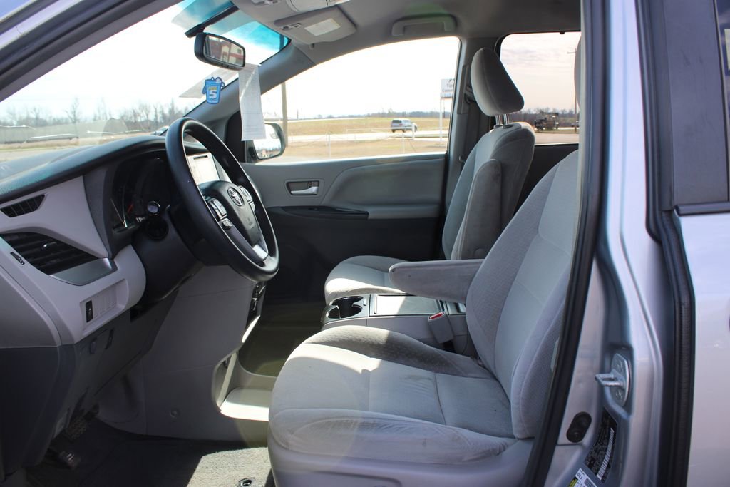 Used 2015 Toyota Sienna LE image 21