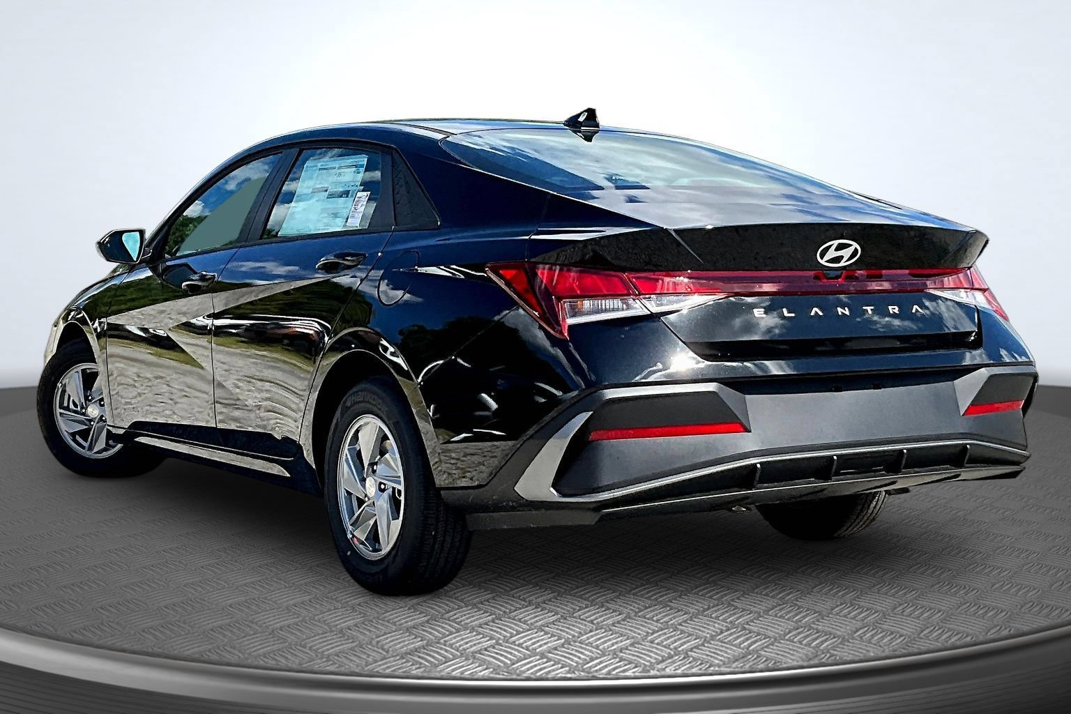 New 2026 Hyundai Elantra SE FWD image 3