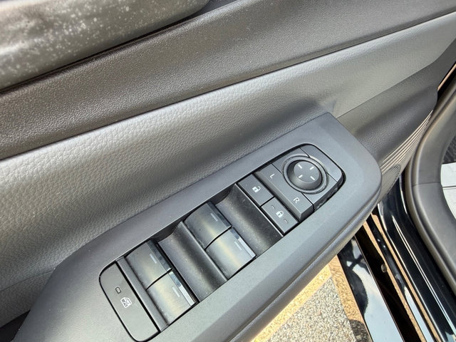 Used 2025 Toyota Prius LE FWD image 9