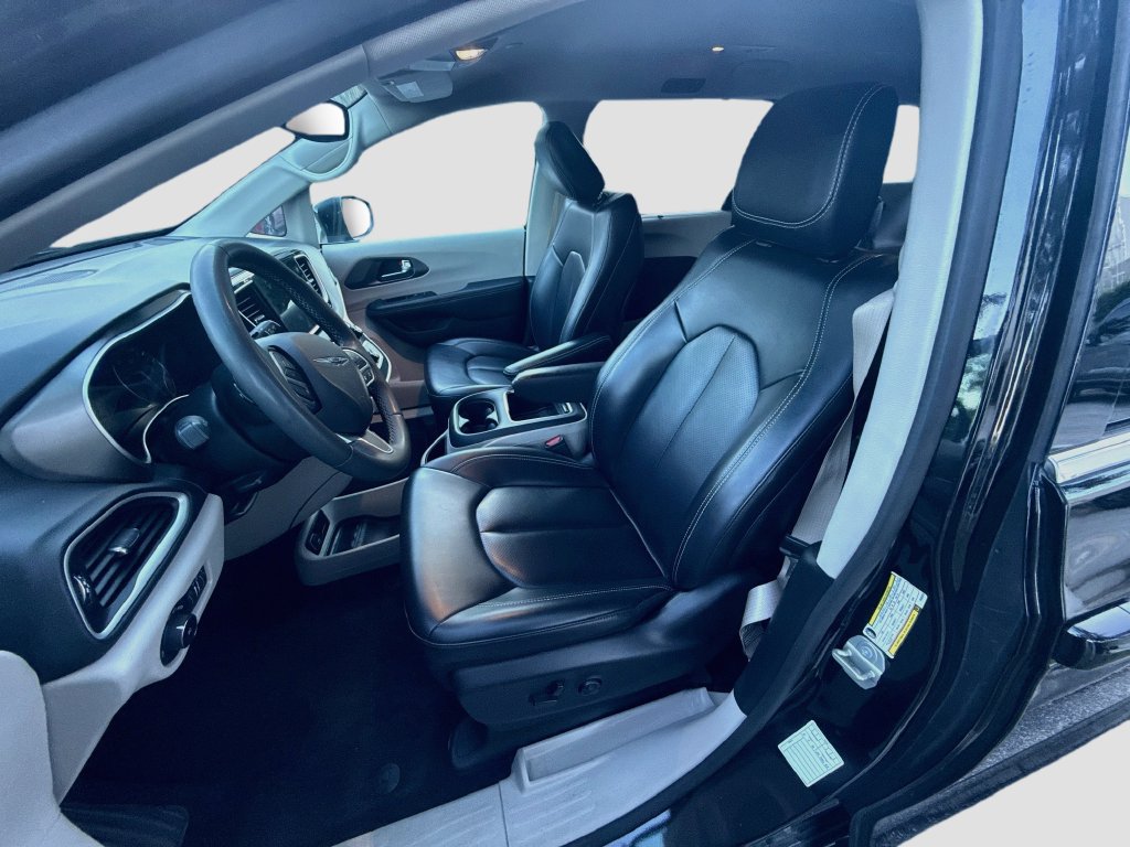 Used 2023 Chrysler Pacifica Touring-L FWD image 22