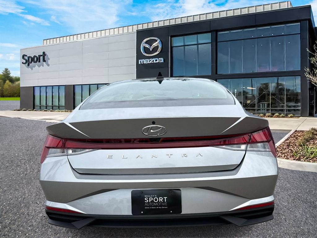 Used 2022 Hyundai Elantra SEL FWD image 4